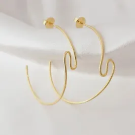 Argola com fio liso e zigzag no centro banhado a ouro
