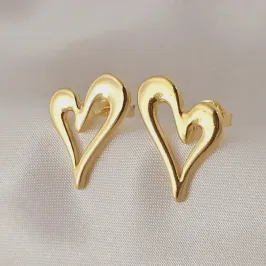 Brinco coração desenhado com meio vazado banhado a ouro