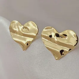 Brinco Coração martelado banhado a ouro