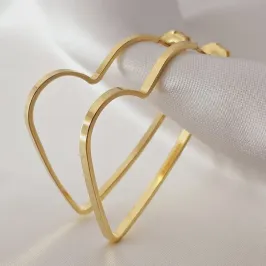Brinco de argola em formato de coração torto banhado a ouro