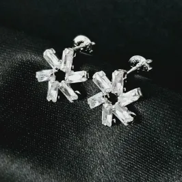 Brinco de flor de zirconia, banhado a prata
