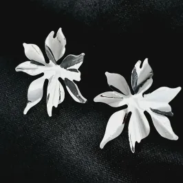 Brinco de flor orgânico banhado a prata