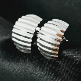 Brinco Ear Hoff ondulado banhado a prata
