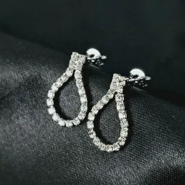 Brinco formato de gota vazado cravejado banhado a prata