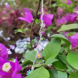 PULSEIRA CANINHOS COM PINGENTE DE FLORES COLORIDAS BP