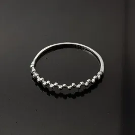 Anel com bolinhas intercaladas banhada a prata.
