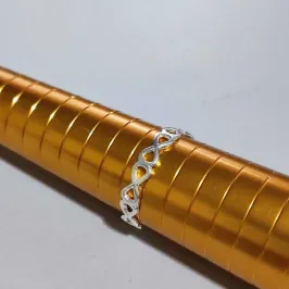Anel com simbolos do infinito banhado a prata.