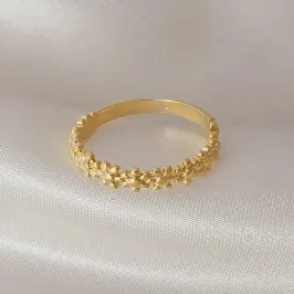 Anel de florzinhas, banhado a ouro, medindo 0,5cm de espessura