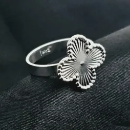 Anel de trevo, banhado a prata, medindo 1,5cm x 1,5cm