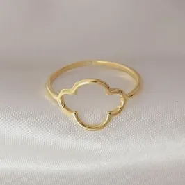 Anel de trevo vazado, banhado a ouro, medindo 1,5cm x 1,5cm