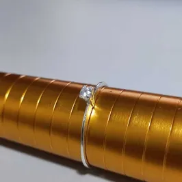 Anel solitário com pedra de zirconia de 2mm banhado a prata