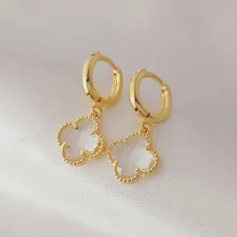 Brinco argola de trevo cristal, banhado a ouro, medindo 2,5cm.