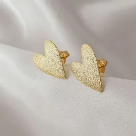 Brinco coração Jateado, banhado a ouro, medindo 1,5x2,0cm