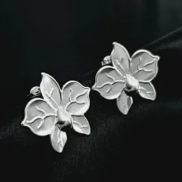 Brinco de flor cinco petalas, banhado a prata, medindo 2,5cm.