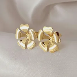 Brinco Flor, banhado a ouro, medindo 2,0cm