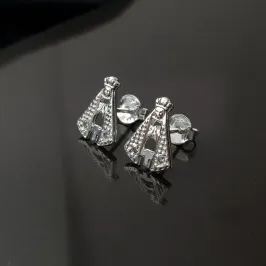 Brinco N.Sra, Banhado a prata, medindo 1,0x0,8cm