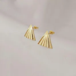 Brinco Piramide banhado a ouro, medindo 1,5x2,0cm