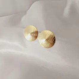 Brinco redondo com textura, banhado a ouro, medindo 2,2cm
