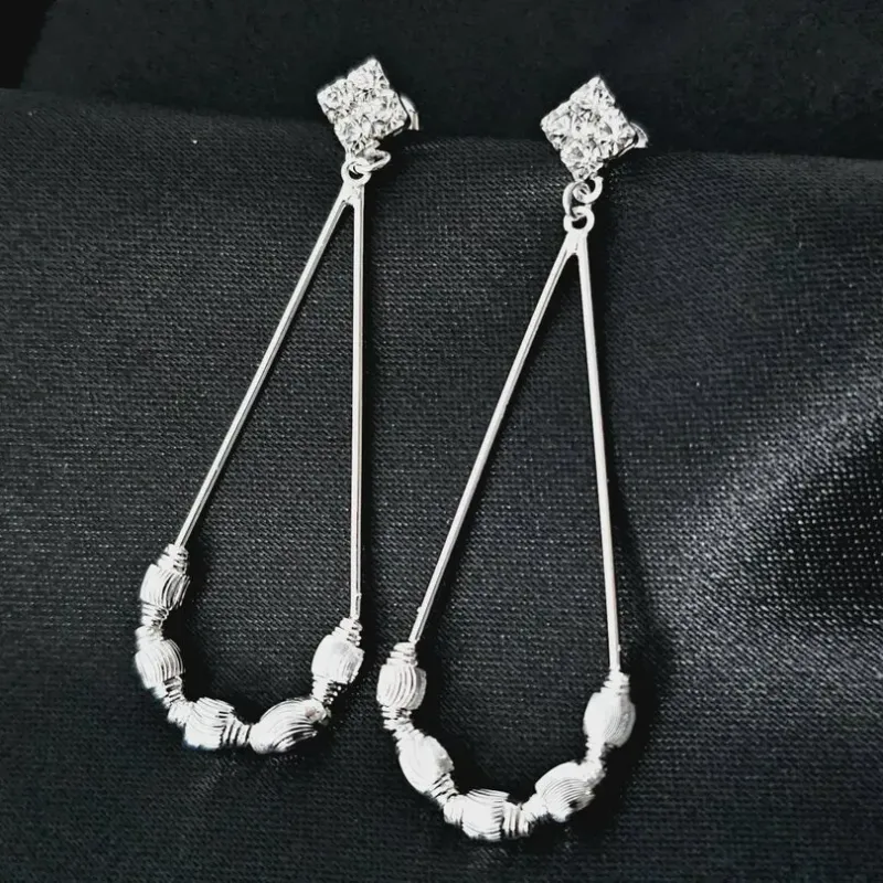 BRINCO ARGOLA FORMATO GOTA MINIMALISTAS COM PEDRAS BP