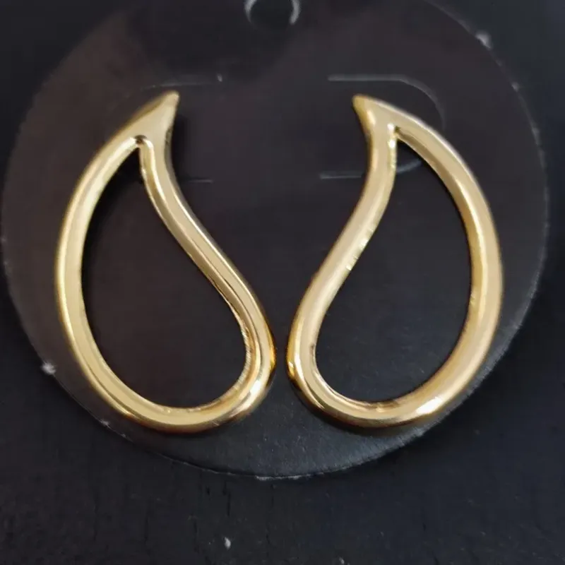 BRINCO CONCHA VAZADA 16X26mm BD