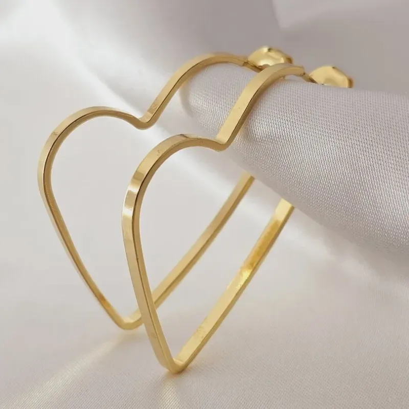 Brinco de argola em formato de coração torto banhado a ouro