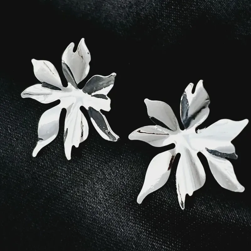 Brinco de flor orgânico banhado a prata