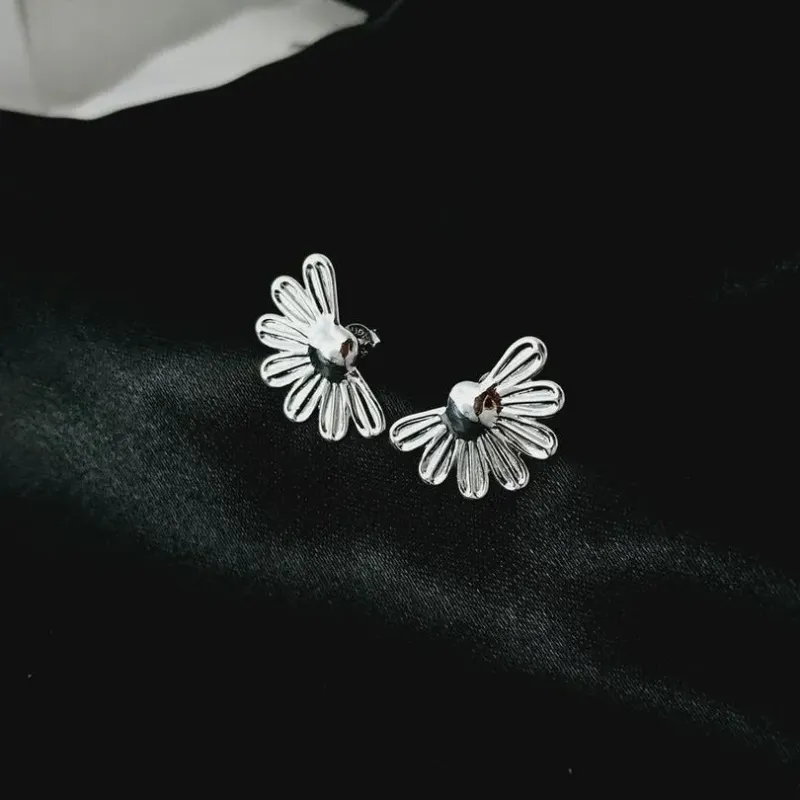Brinco de meia flor banhado a prata