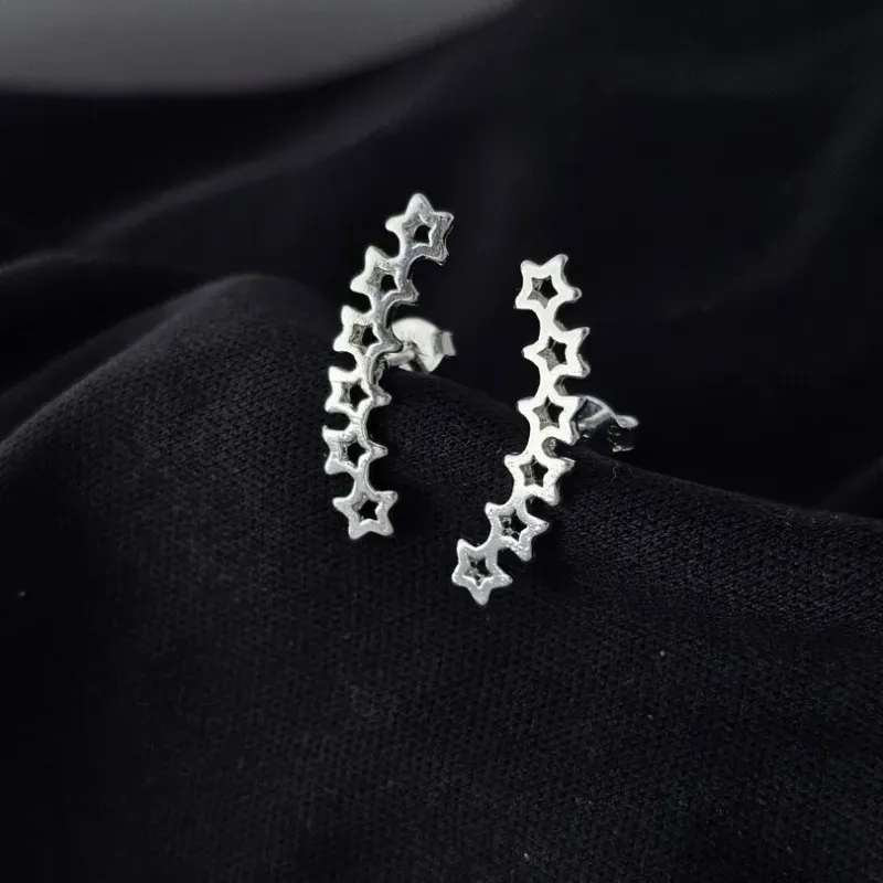 Brinco Earcuff de estrelas vazadas banhada a prata