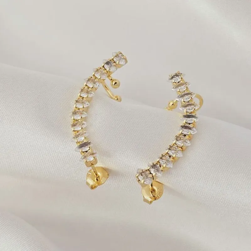 Brinco Earcuff de zirconias navete banhado a ouro