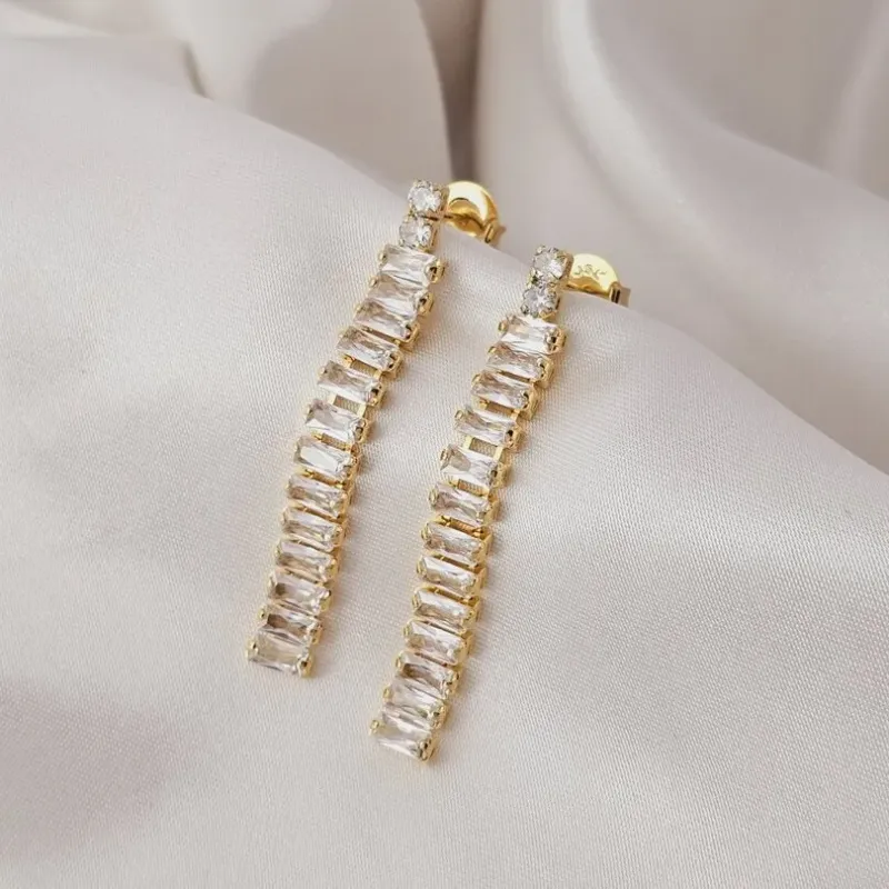 Brinco fio de zirconias navetes penduradas banhada a ouro