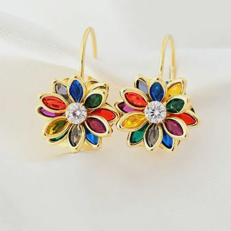 Brinco Flor de pétalas de zircônias coloridas, banhado a ouro