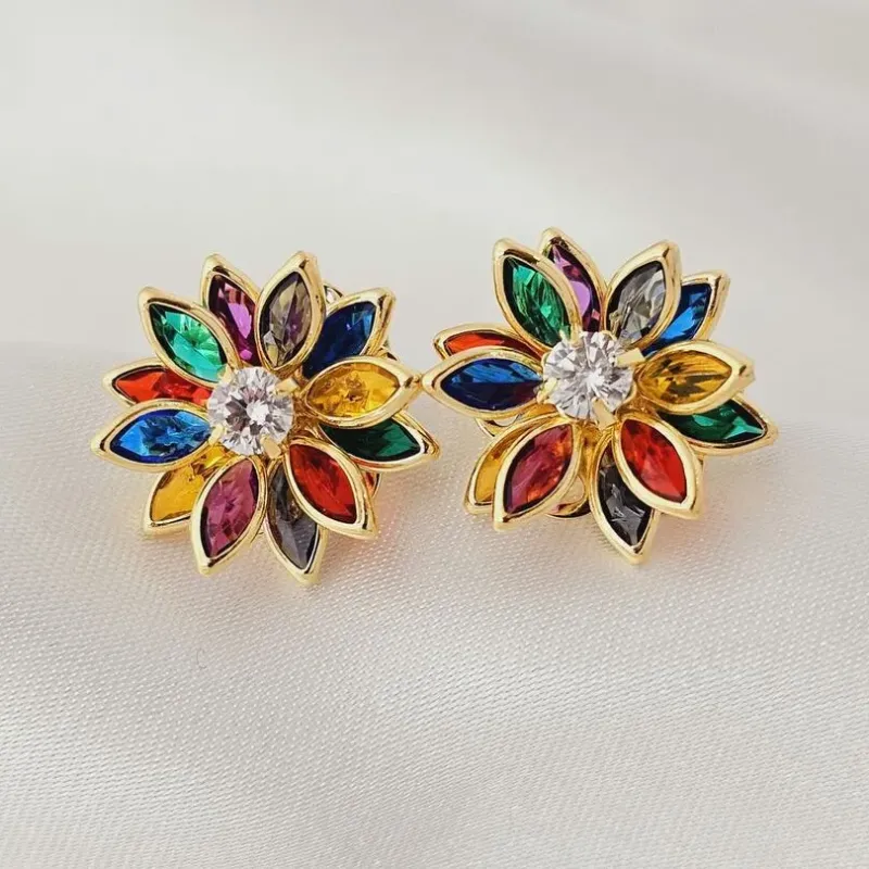 Brinco pétalas de zircônia colorida banhada ouro
