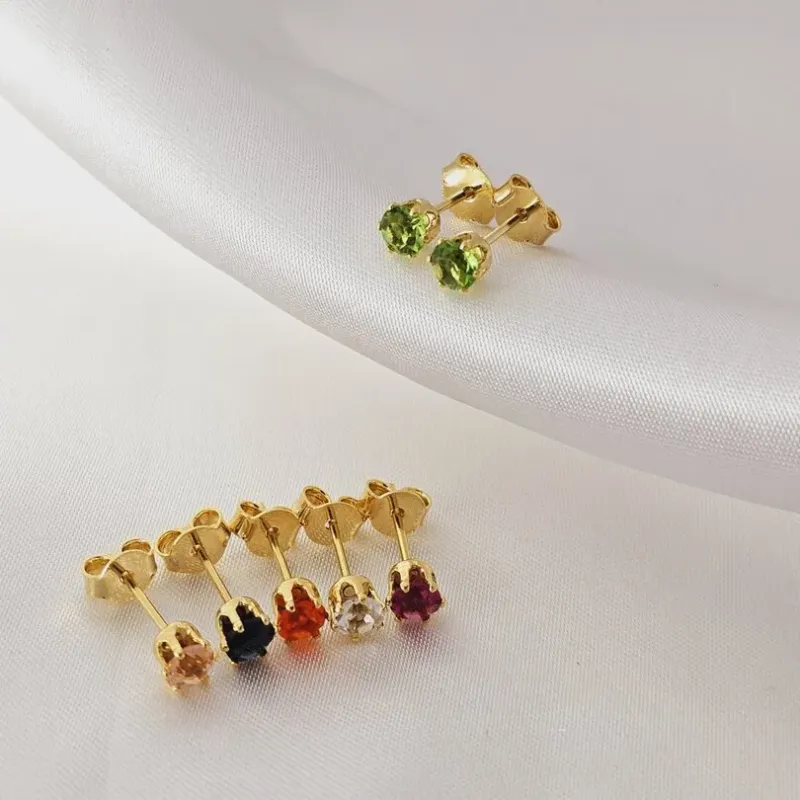 Brinco ponto de luz de zirconia colorido, banhado a ouro