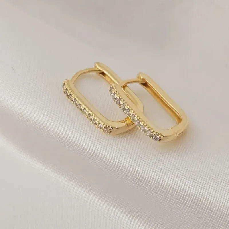 Brinco Retangular cravejadas de zirconias banhada a ouro