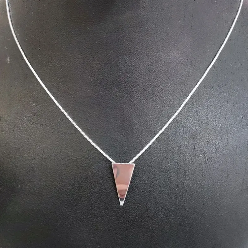 GARGANTILHA CHAPA DE TRIANGULOS MINIMALISTA BP