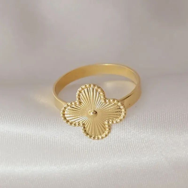 Anel de trevo, banhado a ouro, medindo 1,5cm x 1,5cm