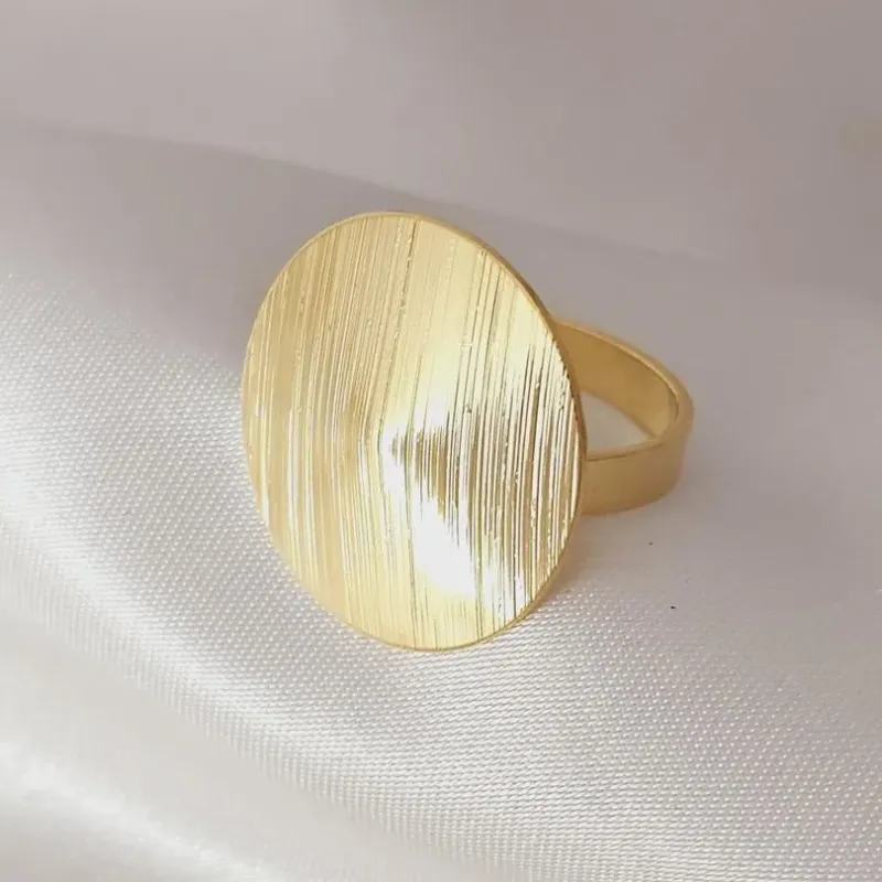 Anel circular laminado, banhado a ouro, medindo 2cm x 2cm
