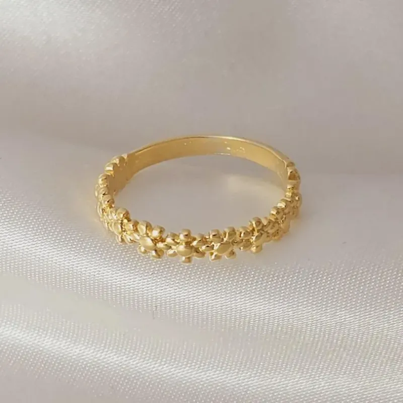 Anel de florzinhas, banhado a ouro, medindo 0,5cm de espessura