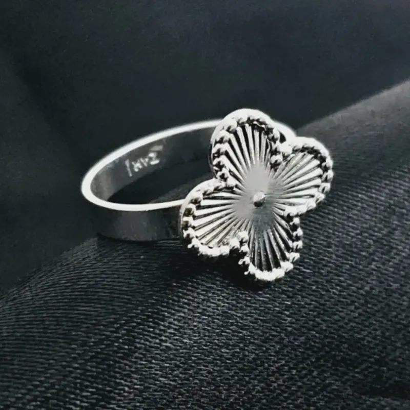 Anel de trevo, banhado a prata, medindo 1,5cm x 1,5cm