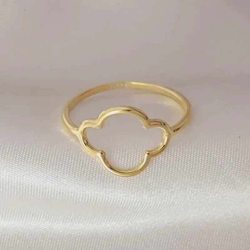 Anel de trevo vazado, banhado a ouro, medindo 1,5cm x 1,5cm
