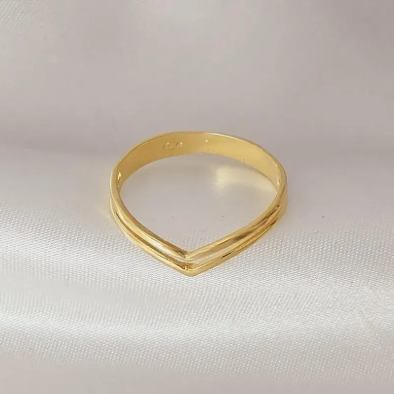 Anel em V vazado, banhado a ouro, medindo 0,4cm de espessura