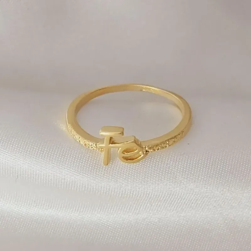 Anel escrito FÉ, banhado a ouro, medindo 0,7cm de espessura
