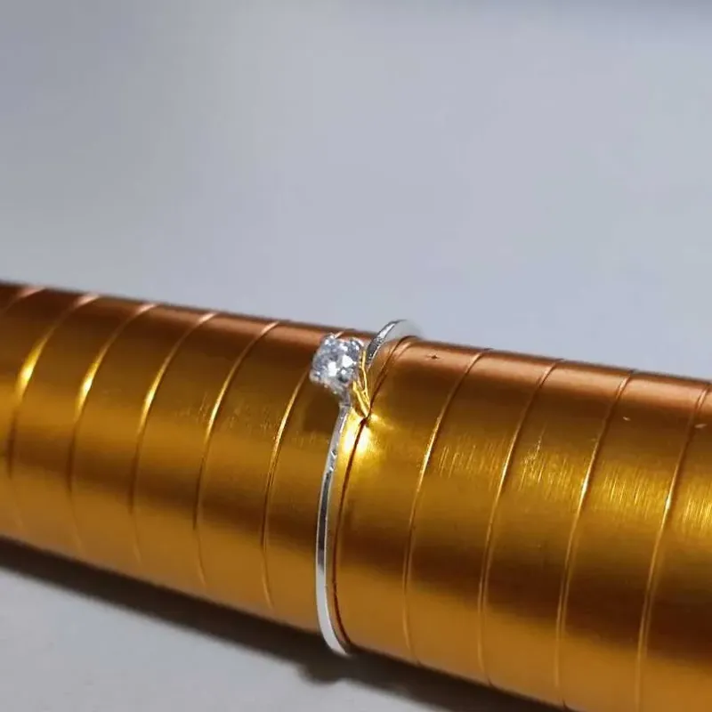 Anel solitário com pedra de zirconia de 2mm banhado a prata
