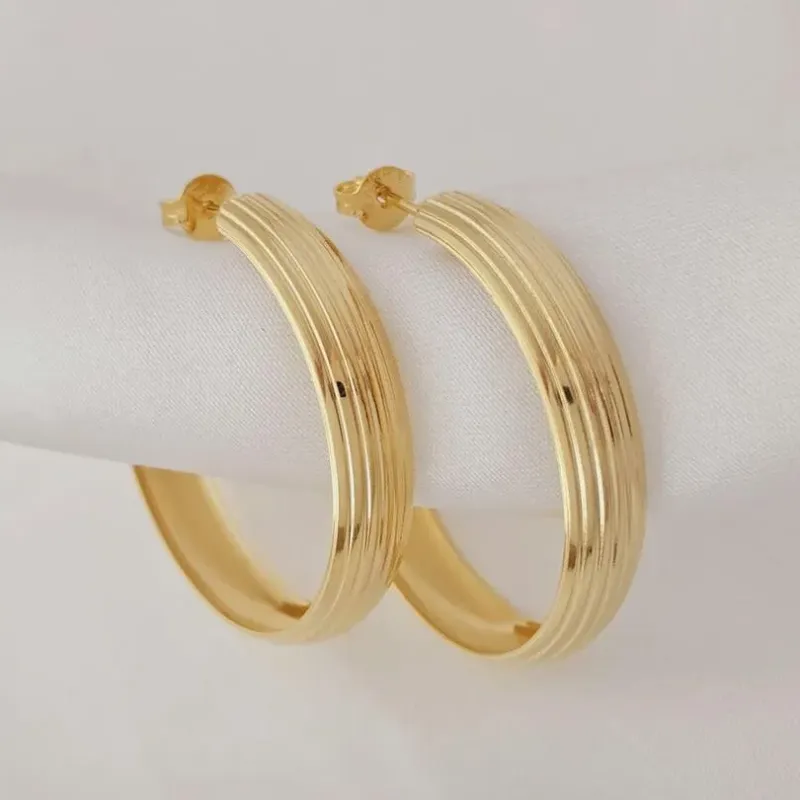 Argola com linhas verticais banhada a ouro, medindo 3,5x0,7cm