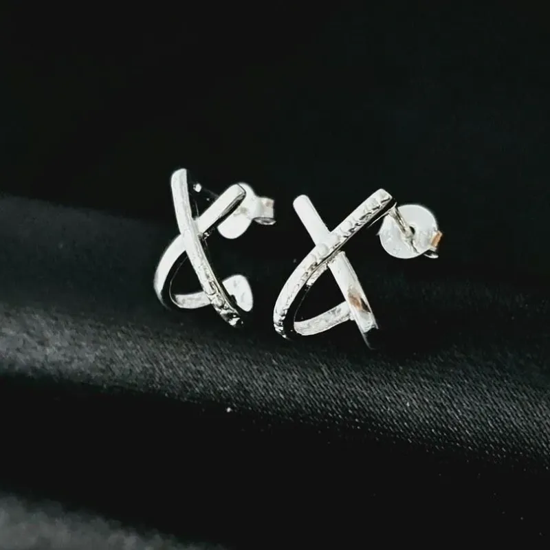 Argola em X, banhada a prata, medindo 1,2x1,0cm