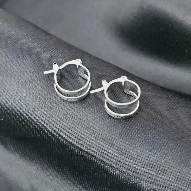 Argolinha 2 fios, banhado a prata, medindo 1,3x0,5cm