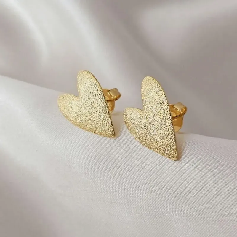 Brinco coração Jateado, banhado a ouro, medindo 1,5x2,0cm