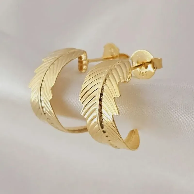 Brinco folha, banhado a ouro, medindo 1,8x1,1cm