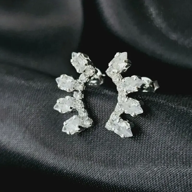 Brinco Iercanf zirconia, banhado a prata, medindo 1,8x1,0cm
