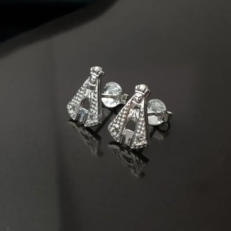 Brinco N.Sra, Banhado a prata, medindo 1,0x0,8cm